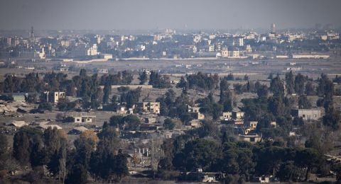 قوة إسرائيلية ترفع علم إسرائيل أثناء توغلها في ريف القنيطرة الجنوبي