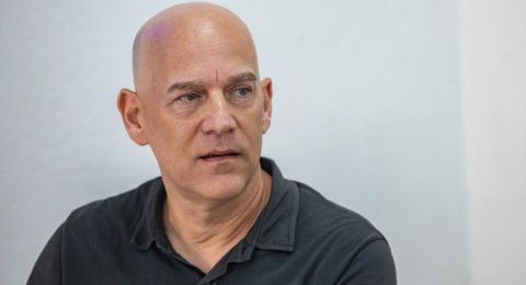 غاي بيلغ يهاجم عمِيت سِغال على الهواء ويكشف تفاصيل تواصل بينهما