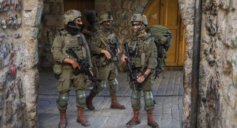 فرض منع تجول مشدد في عدة أحياء بالخليل وإغلاق مداخل المنازل