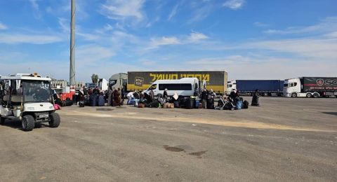 مرضى غزة يصلون إلى معبر كرم أبو سالم بعد إجبارهم على العودة من مستشفيات القدس