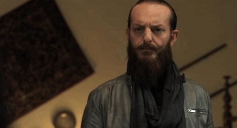 أويس مخللاتي يثير الجدل بعد ظهوره داخل كنيسة وإعلانه اعتناق المسيحية