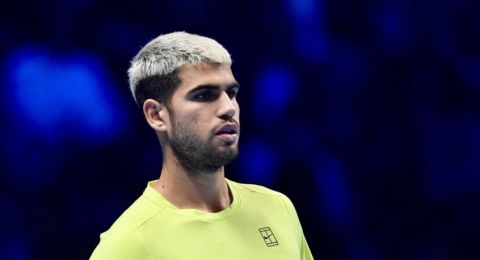 ألكاراز يتأهل للقاء سينر في نهائي البطولة الختامية لموسم تنس الرجال