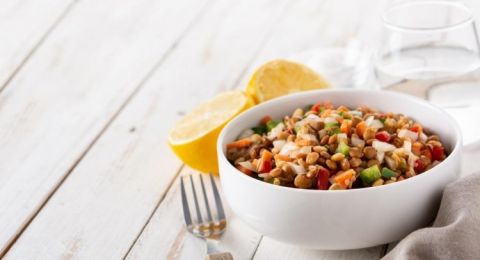 سلطة الدال بجبن الفيتا