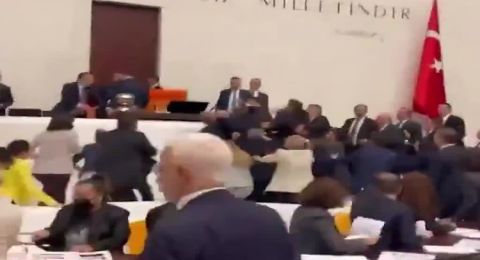 عراك بالأيدي داخل البرلمان التركي بعد انتقادات لإردوغان بشأن مقتل الجنود في سوريا