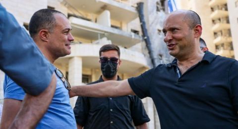 فوضى وتوتر خلال مؤتمر لبينيت في حولون بعد اقتحام أحد الحضور واتهامه بالاحتيال