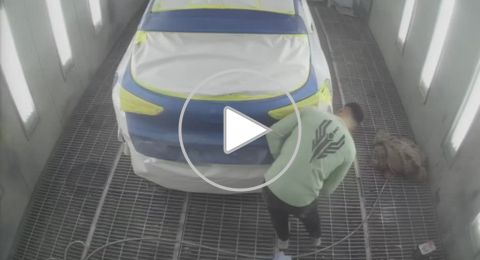 شاهد: شاب ينجو بأعجوبة من انفجار فرن لدهان السيارات في الخليل