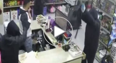 شاهد: سطو مسلّح على مول تجاري شرق قلقيلية- لحظات مُرعبة