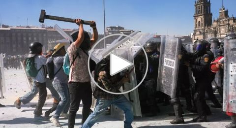 بالفيديو: اشتباكات عنيفة تنهي مسيرة سلمية في المكسيك.. 120 مصابا بينهم 100 ضابط