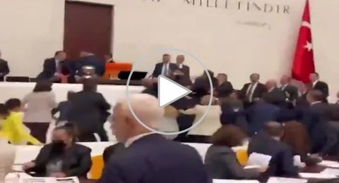 عراك بالأيدي داخل البرلمان التركي بعد انتقادات لإردوغان بشأن مقتل الجنود في سوريا