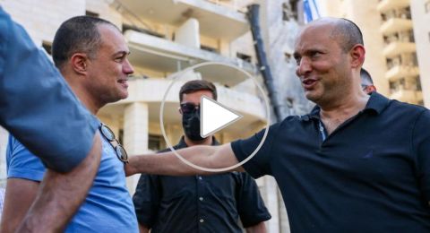 فوضى وتوتر خلال مؤتمر لبينيت في حولون بعد اقتحام أحد الحضور واتهامه بالاحتيال