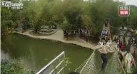 شاهد: لحظة انهيار جسر بمجموعة سياح في الصين