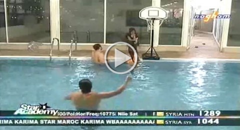 فيديو: كريم كامل مع صبايا الاكاديمية في المسبح