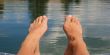 لهذا يجب وضع القدمين بمياه باردة