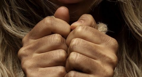 مارست اعمالًا مُخلة مع طلابها في منزلها - ادانة معلمة من بيتح تكفا