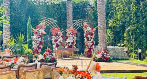 خامة الخشب الدافئة لإبراز جمالية ديكورات حفلات الزفاف