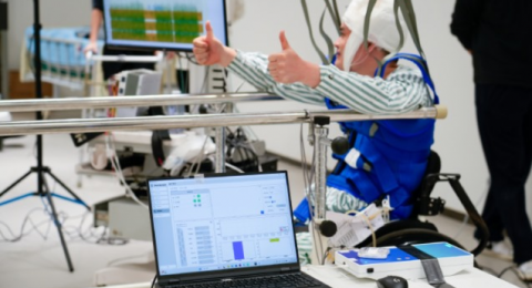 إسرائيل تحرز تقدماً ملموسا في علاج الشلل: أول زراعة لحبل شوكي ستُجرى قريباً على البشر