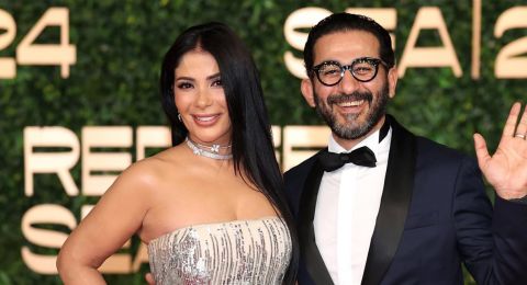 كان يحتضنها برومانسية.. فيديو لأحمد حلمي ومنى زكي ينتشر