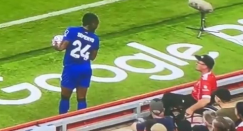 مهاجم بورنموث يتعرض لإساءة عنصرية من قبل مشجع ليفربول 