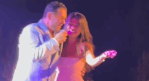 احتضنته وأثارت الجدل بأفعالها.. راغب علامة يراقص معجبة في فقرا