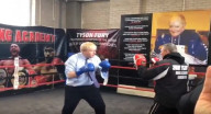 رئيس الوزراء البريطاني يدخل حلبة النزال ويتدرب على الملاكمة