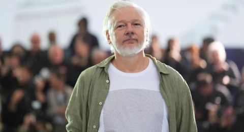 جوليان أسانج يهز مهرجان كان بقميص يحمل أسماء آلاف الأطفال الذين قُتلوا في غزة