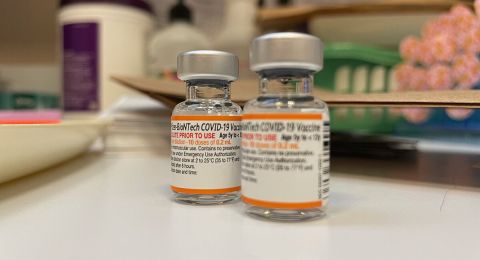 هيئة الغذاء والدواء الأميركية توسّع تحذيراتها: خطر التهابات القلب لدى الشباب بعد لقاح كورونا