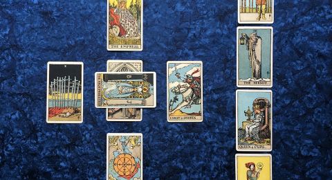 كيف تسأل أوراق التاروت أونلاين؟ دليلك لصياغة الأسئلة والاستفادة من القراءة الرقمية