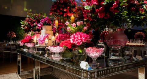 هل أختار الأزهار الطبيعية أم الصناعية لديكور حفل زفافي؟