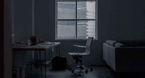 صامد أمام تبدلات الموضة..الأسود لون الديكور الرزين