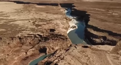 الكشف عن نهر سرّي بطول 10 كلم قرب البحر الميت..