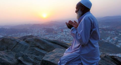 ما حكم مسح الوجه باليدين بعد دعاء القنوت؟