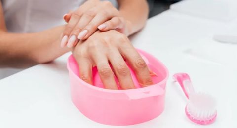 هل تعتمدين الأظافر الجل؟.. إليكِ طرق إزالتها بشكل طبيعي ونصائح ضرورية