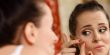 تعانين من البثور؟ طبقي هذه الحيلة لاخفائها