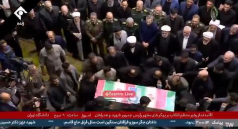 حشود غفيرة من الإيرانيين تتوافد للمشاركة في الصلاة على جثمان رئيسي والوفد المرافق له