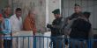 الاحتلال يشدد قيود الدخول على القدس و المصلون يتظاهرون أمام حاجز قلنديا