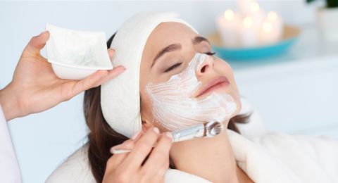 8 خطوات للعناية ببشرتك كالمحترفين.. اتبعيها