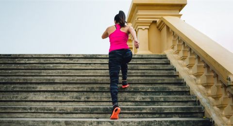 صعود السلالم.. فوائد صحية كثيرة