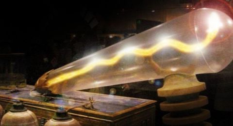 كذبة أديسون واكتشاف الفراعنة.. من اخترع المصباح الكهربائي؟