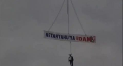دمية تُجسّد نتنياهو عُلّقت في تركيا مع لافتة كُتب عليها 