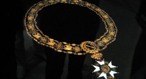 قلادة نابليون من الزمرد والماس ضمن المسروقات من قاعة أبولون