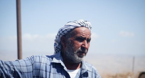 تصاعد اعتداءات المستعمرين على قاطفي الزيتون في الضفة: مزارعون يُهاجمون ويُمنعون من الوصول إلى أراضيهم