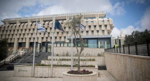 بنك إسرائيل يثبت سعر الفائدة عند 4.5% ويوجه الأسر لتجنّب الديون