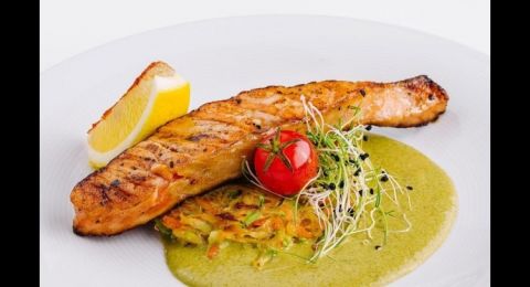 سلمون مشوي مع صوص الأفوكادو والليمون: طبق لذيذ يساهم في الوقاية من سرطان الثدي