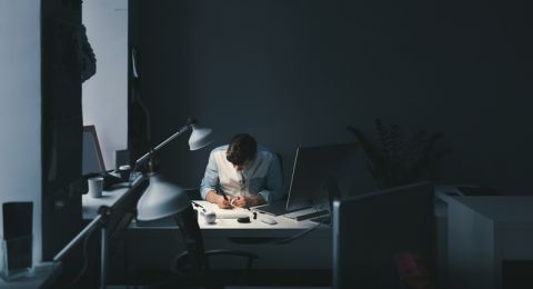 ارتباط خطير بين العمل الدائم في النوبات الليلية والقولون العصبي