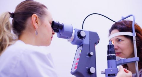 أطعمة تحمي عينيك من التلف الناتج عن استخدام الشاشات