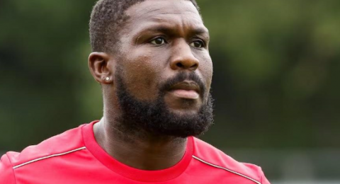 اللاعب الهولندي السابق رويستون درينثي يتعرض لجلطة دماغية