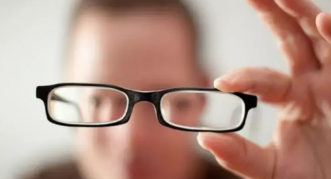 اختراق طبي جديد يعيد البصر لمصابين بالضمور البقعي