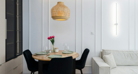 خدع الطلاء والتأثيث تجعل السقوف المنخفضة تبدو أعلى في المنزل