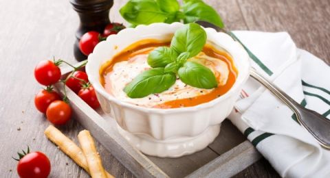 شوربة السبانخ والطماطم الكريمية