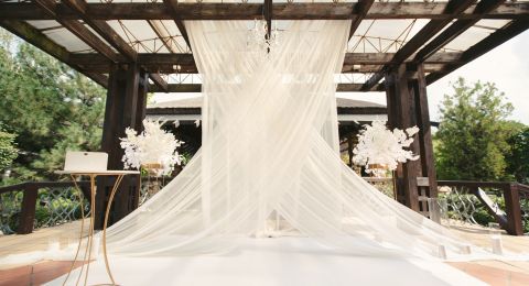 أفكار ونصائح لاختيار كوشة العروسين في حفلات الزفاف